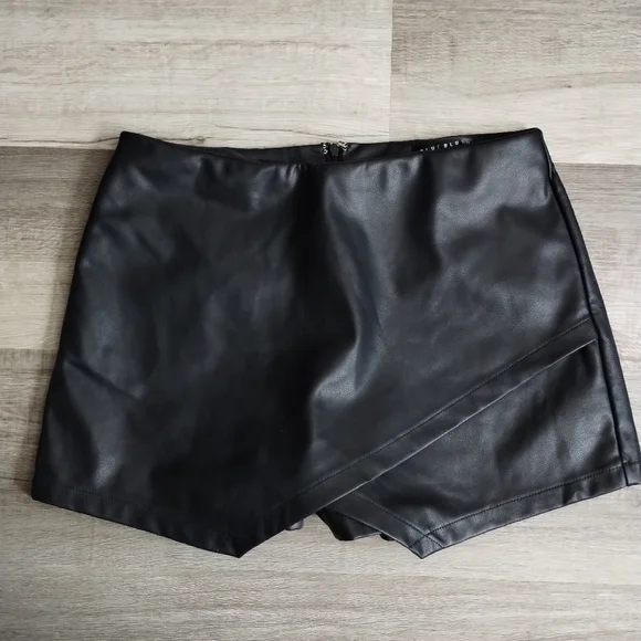 Blue Blush Black Faux Leather Women's Shorts Medium - Picture 1 of 4